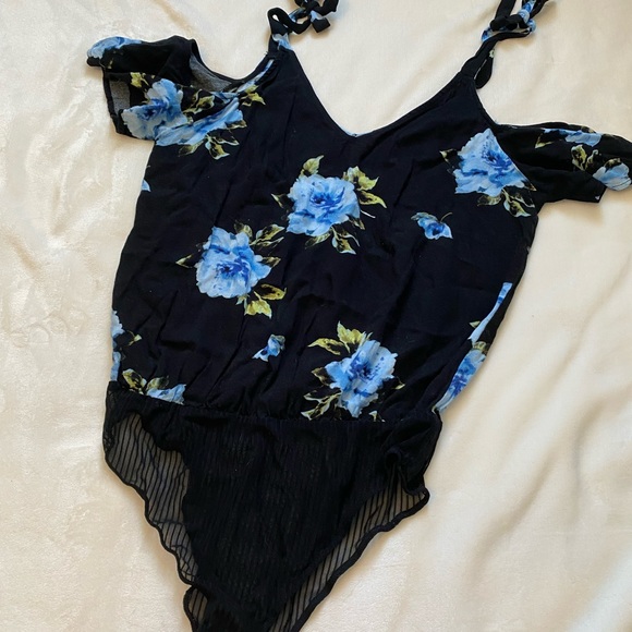 Open Shoulder Bodysuit - Picture 4 of 6